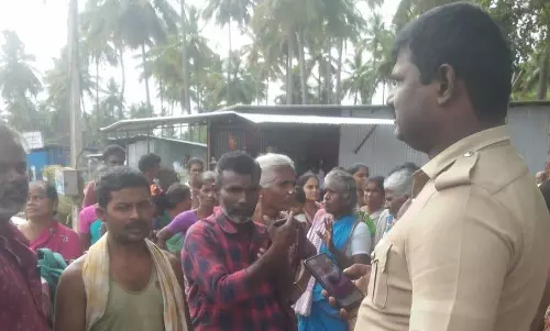 மறியலில் ஈடுபட முயன்ற கிராம மக்கள் மறியலில் ஈடுபட முயன்ற கிராம மக்கள்