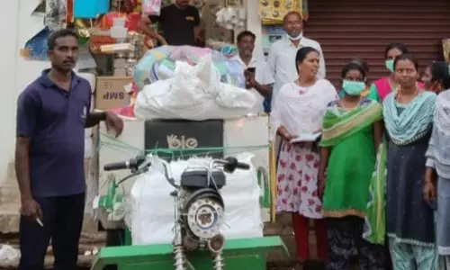 தடைசெய்யப்பட்ட 2 டன் பிளாஸ்டிக் பொருட்கள் பறிமுதல் தடைசெய்யப்பட்ட 2 டன் பிளாஸ்டிக் பொருட்கள் பறிமுதல்