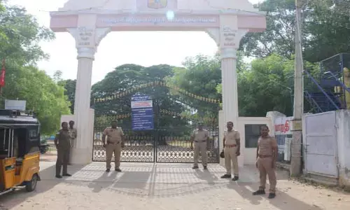 பலத்த போலீஸ் பாதுகாப்புடன் பள்ளிக்கூடங்கள் வழக்கம் போல் இயங்கின