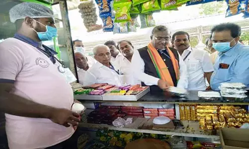 நெல்லை ரெயில் நிலையத்தில் பயணிகள் சேவை குழுவினர் ஆய்வு