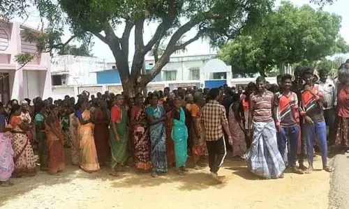 கிராம மக்கள் சாலைமறியலுக்கு முயற்சி கிராம மக்கள் சாலைமறியலுக்கு முயற்சி