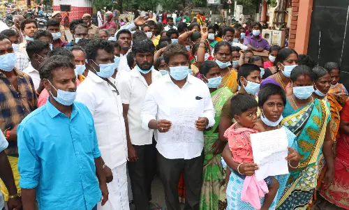 கலெக்டர் அலுவலகத்தில் கிராம மக்கள் முற்றுகை கலெக்டர் அலுவலகத்தில் கிராம மக்கள் முற்றுகை