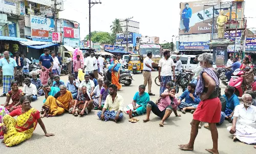 மேலூரில் வியாபாரிகள் சாலை மறியல் மேலூரில் வியாபாரிகள் சாலை மறியல்