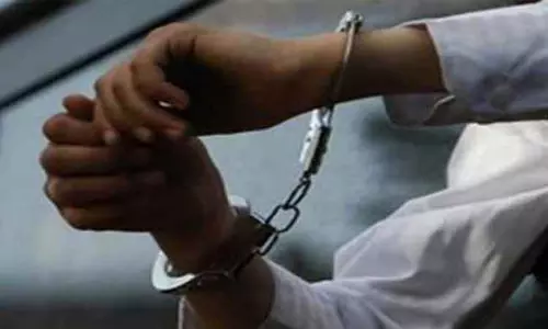 ஈரோட்டில்  தனியார் நிதி நிறுவனங்களில் பண மோசடியில் ஈடுபட்ட பட்டதாரி வாலிபர் கைது