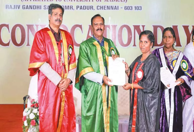 கல்லூரி பட்டமளிப்பு விழா கல்லூரி பட்டமளிப்பு விழா