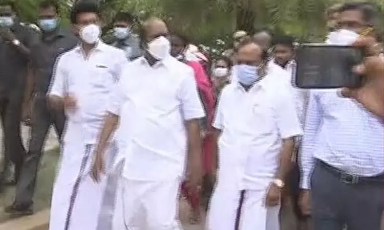 கள்ளக்குறிச்சி கலவரம்: சூறையாடப்பட்ட தனியார் பள்ளி வளாகத்தில் அமைச்சர்கள் ஆய்வு கள்ளக்குறிச்சி கலவரம்: சூறையாடப்பட்ட தனியார் பள்ளி வளாகத்தில் அமைச்சர்கள் ஆய்வு