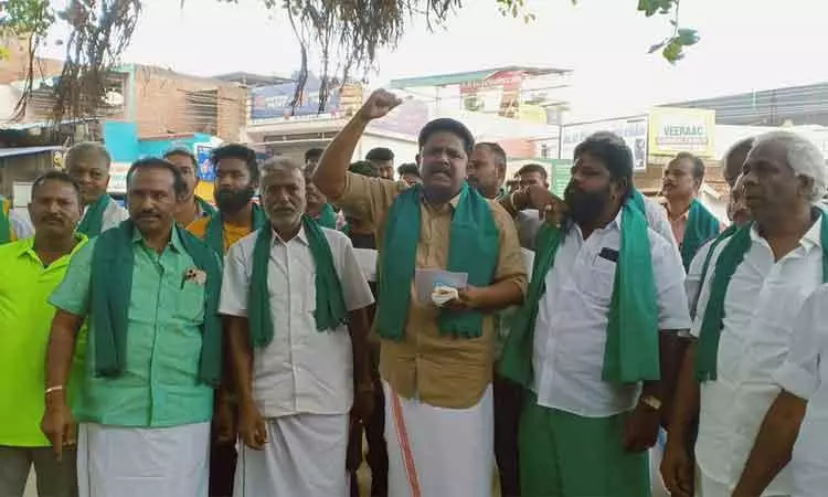 முல்லைப்பெரியாறு அணையில் ரூல் கர்வ் விதியை அமல்படுத்த எதிர்ப்பு: பொதுப்பணித்துறை அலுவலகத்தை விவசாயிகள் முற்றுகை முல்லைப்பெரியாறு அணையில் ரூல் கர்வ் விதியை அமல்படுத்த எதிர்ப்பு: பொதுப்பணித்துறை அலுவலகத்தை விவசாயிகள் முற்றுகை