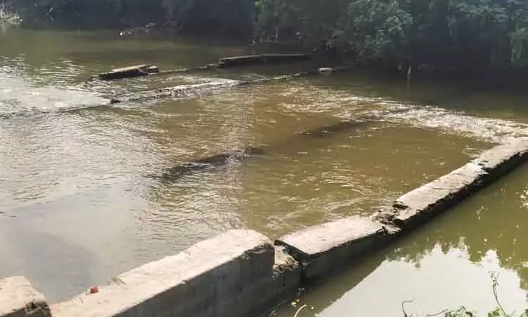 வெண்ணாற்றின் குறுக்கே தடுப்பு சுவர் இடிந்ததால் தண்ணீரை தேக்க முடியாத அபாயம் வெண்ணாற்றின் குறுக்கே தடுப்பு சுவர் இடிந்ததால் தண்ணீரை தேக்க முடியாத அபாயம்