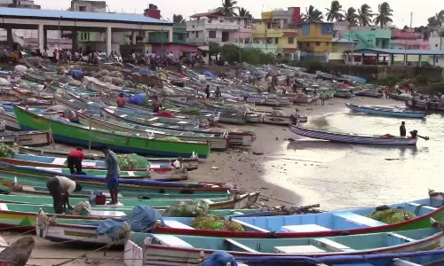 குளச்சலில் கடல் சீற்றம்: மீனவர்கள் மீன் பிடிக்க செல்லவில்லை குளச்சலில் கடல் சீற்றம்: மீனவர்கள் மீன் பிடிக்க செல்லவில்லை