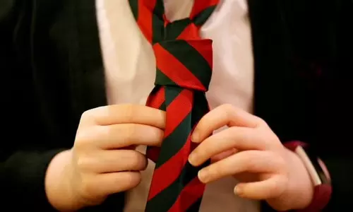 ஆபாச வீடியோவில் பள்ளி சீருடை; தடை கோரி இங்கிலாந்து அரசுக்கு மாணவிகள் மனு ஆபாச வீடியோவில் பள்ளி சீருடை; தடை கோரி இங்கிலாந்து அரசுக்கு மாணவிகள் மனு