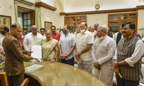 துணை ஜனாதிபதி தேர்தல்: எதிர்க்கட்சிகளின் பொது வேட்பாளர் மார்கரெட் ஆல்வா வேட்புமனு தாக்கல் துணை ஜனாதிபதி தேர்தல்: எதிர்க்கட்சிகளின் பொது வேட்பாளர் மார்கரெட் ஆல்வா வேட்புமனு தாக்கல்