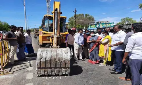 தூத்துக்குடியில் ரூ.9.30 கோடியில் மழைநீர் வடிகால், சாலை அமைக்கும் பணி- அமைச்சர் கீதாஜீவன் தொடங்கி வைத்தார் தூத்துக்குடியில் ரூ.9.30 கோடியில் மழைநீர் வடிகால், சாலை அமைக்கும் பணி- அமைச்சர் கீதாஜீவன் தொடங்கி வைத்தார்