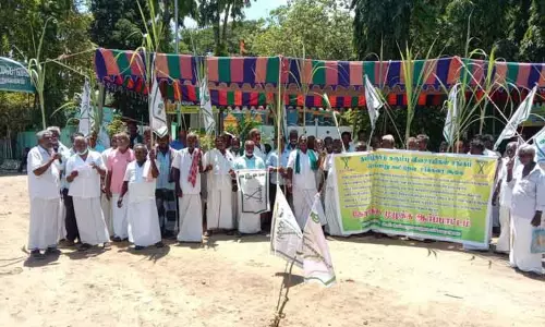 கரும்பு விவசாயிகள் சங்கத்தினர் ஆர்ப்பாட்டம் கரும்பு விவசாயிகள் சங்கத்தினர் ஆர்ப்பாட்டம்
