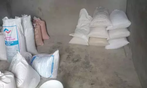 குடோனில் ரேஷன் அரிசி பதுக்கிய 2 வியாபாரிகள் மீது வழக்கு