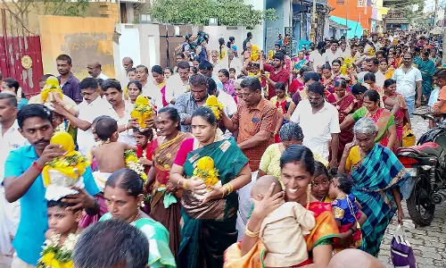 திருச்செந்தூர் மாரியம்மன் கோவில் கொடை விழா: பக்தர்கள் பால்குடம் எடுத்து வழிபாடு திருச்செந்தூர் மாரியம்மன் கோவில் கொடை விழா: பக்தர்கள் பால்குடம் எடுத்து வழிபாடு