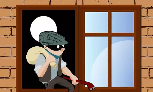 ரூ.5 லட்சம் மதிப்புள்ள கட்டுமான பொருட்கள் திருட்டு; மா்மநபா்களுக்கு வலைவீச்சு