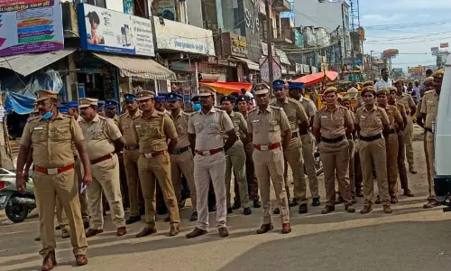 செஞ்சி பகுதியில் போலீஸ் குவிப்பு செஞ்சி பகுதியில் போலீஸ் குவிப்பு