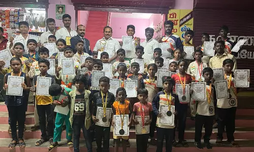 மாணவர்களுக்கு பாராட்டு விழா