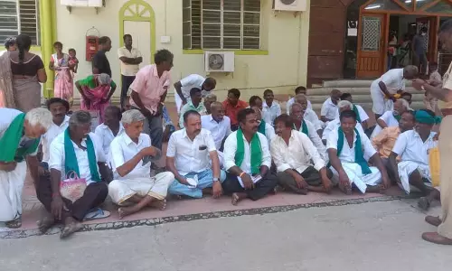 விவசாயிகள் திடீர் தர்ணா விவசாயிகள் திடீர் தர்ணா