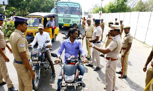 சட்டம்- ஒழுங்கு பிரச்சினை வராமல் தடுக்க    கள்ளக்குறிச்சி பகுதியில் போலீசார் தீவிர வாகன சோதனை