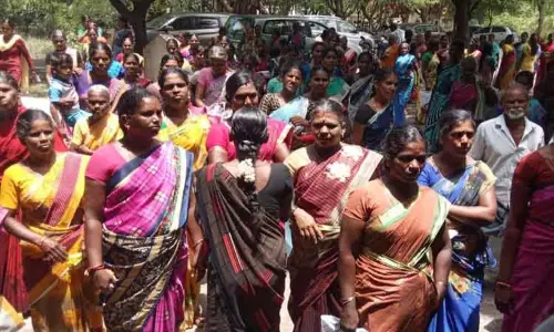 சாலை வசதி கோரி தர்ணா போராட்டம்