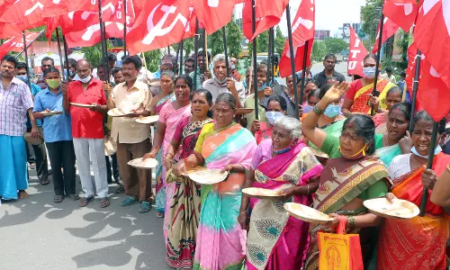 சேலத்தில் வியாபாரிகள் தட்டு ஏந்தி ஆர்ப்பாட்டம் சேலத்தில் வியாபாரிகள் தட்டு ஏந்தி ஆர்ப்பாட்டம்