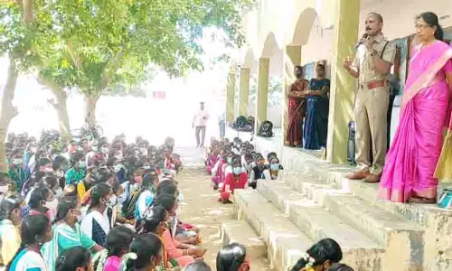 கல்லூரி மாணவர்கள் உள்ளிருப்பு போராட்டத்தில் ஈடுபட முயற்சி கல்லூரி மாணவர்கள் உள்ளிருப்பு போராட்டத்தில் ஈடுபட முயற்சி