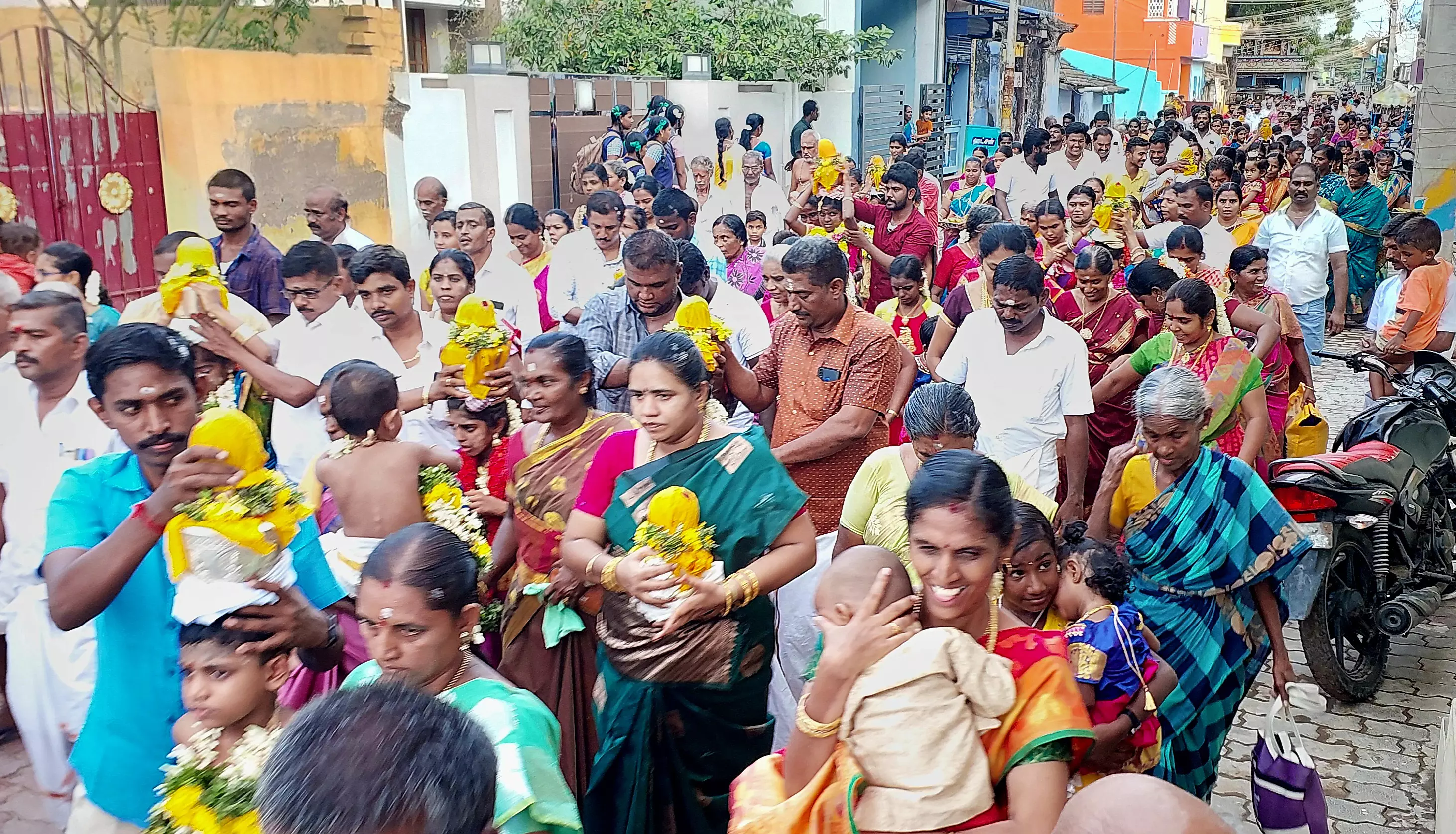 திருச்செந்தூர் மாரியம்மன் கோவில் கொடை விழா: பக்தர்கள் பால்குடம் எடுத்து வழிபாடு திருச்செந்தூர் மாரியம்மன் கோவில் கொடை விழா: பக்தர்கள் பால்குடம் எடுத்து வழிபாடு