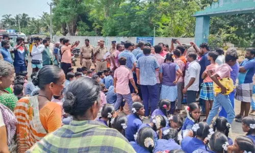 மாமல்லபுரம் அருகே பள்ளியை புறக்கணித்து மாணவர்கள் வெளியேறியதால் பரபரப்பு