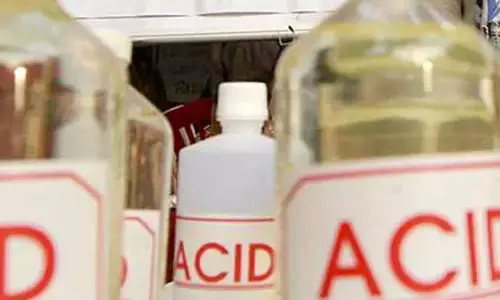 கேரளாவில் பொதுச்சுவர் தகராறில் தாய் மகள் மீது ஆசிட் வீச்சு..! கேரளாவில் பொதுச்சுவர் தகராறில் தாய் மகள் மீது ஆசிட் வீச்சு..!