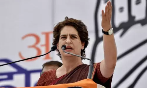 செலவினங்களை அதிகரித்துவிட்டு நாடாளுமன்ற விவாதத்திலிருந்து பிரதமர் விலகுகிறார் - பிரியங்கா காந்தி கேள்வி செலவினங்களை அதிகரித்துவிட்டு நாடாளுமன்ற விவாதத்திலிருந்து பிரதமர் விலகுகிறார் - பிரியங்கா காந்தி கேள்வி