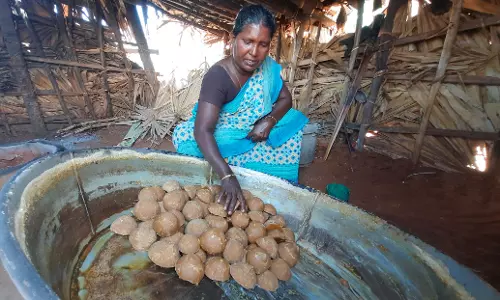 கருப்பட்டி விலை குறைந்ததால் தொழிலாளர்கள் ஏமாற்றம் கருப்பட்டி விலை குறைந்ததால் தொழிலாளர்கள் ஏமாற்றம்