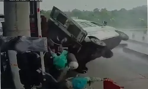 கர்நாடகா அருகே  சுங்கச்சாவடியில் பயங்கர விபத்து: ஆம்புலன்ஸ் மோதி 4 பேர் பலி - வீடியோ