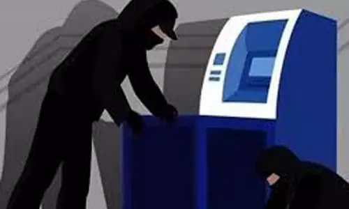 ஏ.டி.எம் மையத்தில் கொள்ளை அடிக்க முயன்ற 3 பேர் கைது- வாகன சோதனையில் சிக்கினர் ஏ.டி.எம் மையத்தில் கொள்ளை அடிக்க முயன்ற 3 பேர் கைது- வாகன சோதனையில் சிக்கினர்