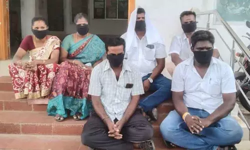 வாயில் கருப்புத்துணி கட்டி கவுன்சிலர்கள் தர்ணா