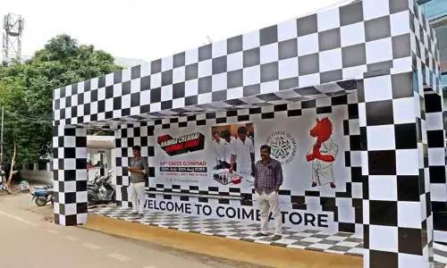 கோவையில் செஸ் போர்டு போன்று பஸ் நிறுத்தம் அலங்கரிப்பு