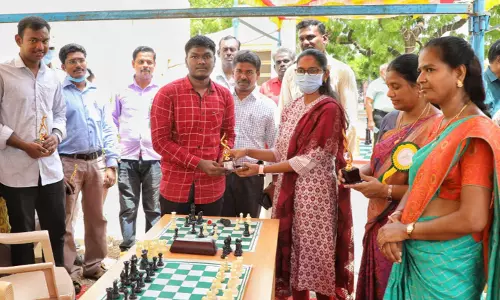 பள்ளி, கல்லூரி மாணவர்கள் செஸ் போட்டி  வெற்றி பெற்றவர்களுக்கு பரிசு