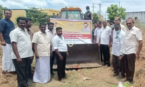 நெல்லிக்குப்பம் நகராட்சியில்    வடிகால் வாய்க்கால் தூர்வாரும் பணி தொடக்கம்