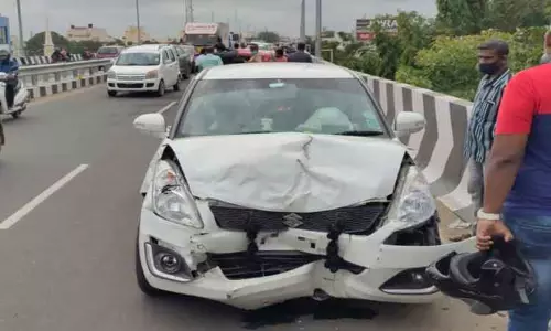 திருச்சி ரோடு மேம்பாலத்தில் 2 கார்கள் மோதல்