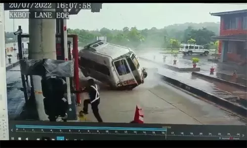 சுங்கச்சாவடி தூண் மீது ஆம்புலன்ஸ் மோதல்; ஒரே குடும்பத்தில் 4 பேர் பலி  நெஞ்சை பதைபதைக்க வைக்கும் விபத்து வீடியோ வைரல்