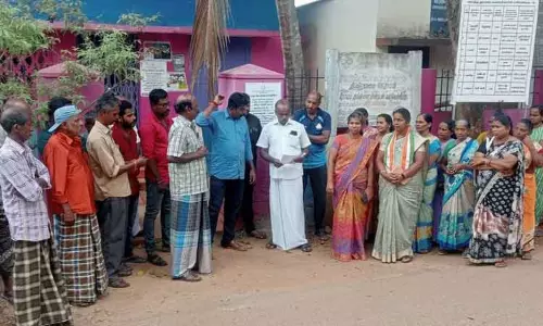 செல்போன் கோபுரம் அமைக்க பொதுமக்கள் எதிர்ப்பு செல்போன் கோபுரம் அமைக்க பொதுமக்கள் எதிர்ப்பு