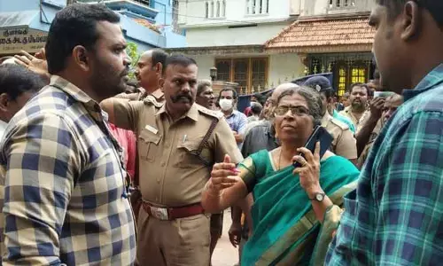 கோவில் அலங்கார வளைவை அகற்ற பொதுமக்கள் எதிர்ப்பு கோவில் அலங்கார வளைவை அகற்ற பொதுமக்கள் எதிர்ப்பு