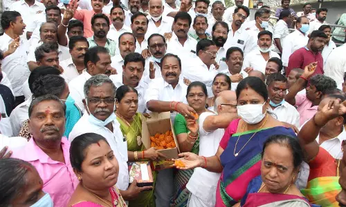 அ.தி.மு.க.வினர் பட்டாசு வெடித்து கொண்டாட்டம் அ.தி.மு.க.வினர் பட்டாசு வெடித்து கொண்டாட்டம்