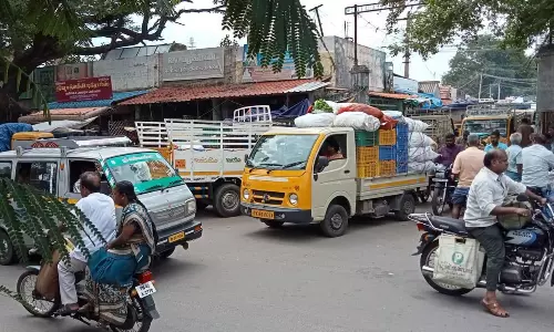 சரக்கு வாகனங்கள் அதிகரித்துள்ளதால் போக்குவரத்து நெரிசல் சரக்கு வாகனங்கள் அதிகரித்துள்ளதால் போக்குவரத்து நெரிசல்
