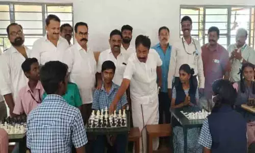 அரசு பள்ளியில் சதுரங்கப்போட்டி