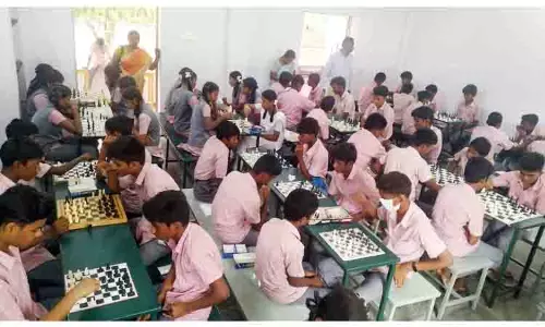 பள்ளி மாணவ-மாணவிகளுக்கு செஸ் போட்டிகள் பள்ளி மாணவ-மாணவிகளுக்கு செஸ் போட்டிகள்