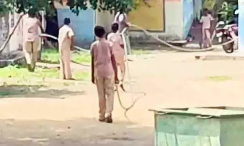 மின்மோட்டார் பழுது நீக்கும் பணிக்கு பள்ளி மாணவர்களை பயன்படுத்தியதால் பரபரப்பு