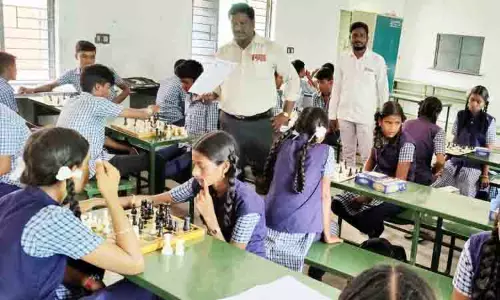 பள்ளி மாணவ, மாணவிகளுக்கு செஸ் போட்டி பள்ளி மாணவ, மாணவிகளுக்கு செஸ் போட்டி