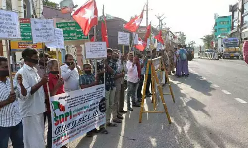 எஸ்.டி.பி.ஐ. கட்சியினர் ஆர்ப்பாட்டம் எஸ்.டி.பி.ஐ. கட்சியினர் ஆர்ப்பாட்டம்