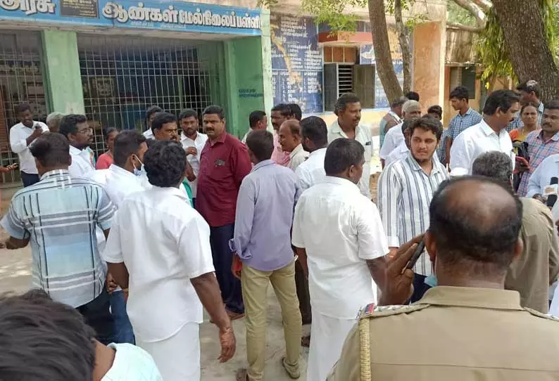 மாணவர்களை தாக்கிய உதவி தலைமை ஆசிரியர் பணியிடை நீக்கம் மாணவர்களை தாக்கிய உதவி தலைமை ஆசிரியர் பணியிடை நீக்கம்